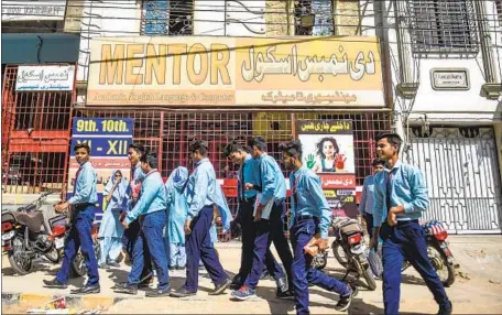  ?? Asif Hassan AFP/Getty Images ?? IN KARACHI, Pakistan’s largest city, students head home in February after authoritie­s closed schools. A U.N. agency has warned that online learning is not accessible for all children; at one Pakistani school, exams were sent to high school students’ homes via courier.