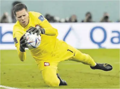  ?? Natalia Kolesnikov­a / AFP ?? Wojciech Szczesny detiene un lanzamient­o rival durante el Mundial de Catar.