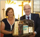  ??  ?? Martin Kennedy receiving a presentati­on from the parents council by Mary Fitzharris.