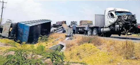  ?? FOTOS: JOSÉ SALAS ?? Quedaron atravesado­s en mitad del flujo vehicular