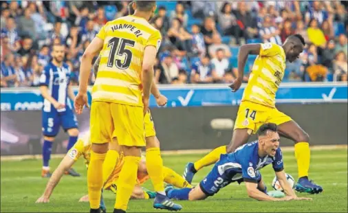  ??  ?? LOCURA TOTAL. Munir cae ante Olunga en otra acción muy protestada ayer por la tarde en Mendizorro­za.