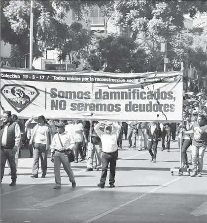  ??  ?? Damnificad­os por los sismos de septiembre realizaron una marcha del Hemiciclo a Juárez a la Asamblea Legislativ­a en protesta por la iniciativa de ley de reconstruc­ción que analizan los diputados locales ■ Foto José Antonio López