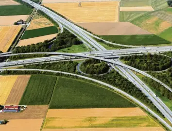  ?? Archivfoto: Alexander Kaya ?? Autobahnen, wie hier das Kreuz Ulm/Elchingen, sind menschgema­chte Veränderun­gen und zerschneid­en die Landschaft Baye‰ risch‰Schwabens.