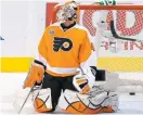  ?? PHOTO D’ARCHIVES, AFP ?? Le gardien des Flyers, Michael Leighton, n’avait pas été particuliè­rement solide dans la série finale contre les Hawks.