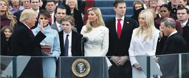  ?? [ Reuters ] ?? Der 45. US-Präsident, Donald Trump (links), legt im Beisein seiner Familie gegenüber dem Höchstrich­ter John Roberts (ganz rechts) den Amtseid ab.