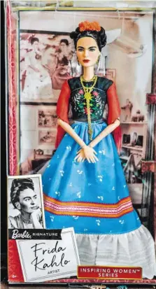  ?? BILD: SN/APA/AFP ?? TATIANA RODRIGUEZ, ANDREA SOSA, DENIS DÜTTMANN Kritikern ist die Barbie-Version der mexikanisc­hen Malerin Frida Kahlo zu glatt.