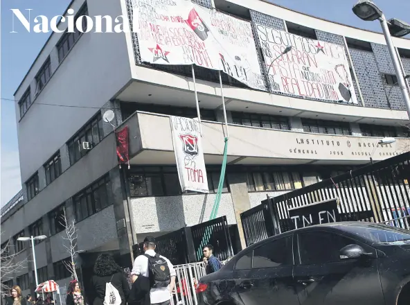  ?? FOTO: ANDRES PEREZ ?? La fachada del Instituto Nacional durante una toma en julio.