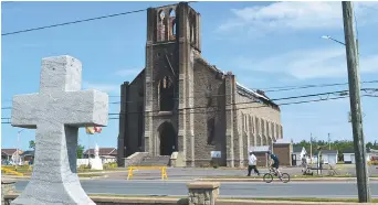  ?? - Archives ?? L’annonce de la démolition complète de l’église de Bas-Caraquet a été faite par l’évêque du diocèse, monseigneu­r Daniel Jodoin, dimanche matin.