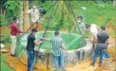  ?? AFP ?? Forest officials inspect a well to catch bats in Changaroth, in Kozhikode, in May this year.