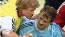  ??  ?? Jens Lehmann se ganó la titularida­d en el Mundial de Alemania 2006. En la foto junto al legendario Oliver Kahn (izquierda).