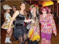  ??  ?? Inge Diederich (Mitte) feierte Geburtstag und tanzte mit Barbara Becker (rechts) und einer Imhofia Tänzerin.