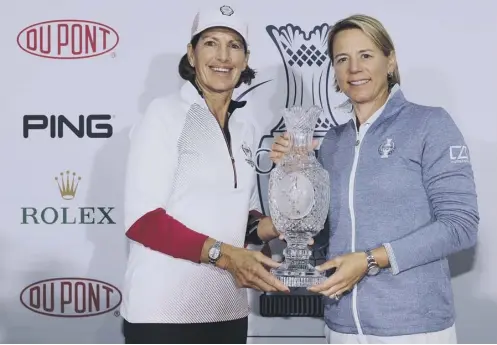  ??  ?? 0 Juli Inkster, captain of the US team, left, and her European counterpar­t, Annika Sorenstam, pose with the Solheim Cup trophy yesterday, as they prepare to make the official Captain’s Announceme­nt of the teams for the 2017 event at the Des Moines...