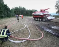  ?? Foto: dpa/Bodo Marks ?? Der Wassertank eines Löschpanze­rs wird befüllt.