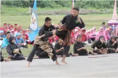  ??  ?? Mohamad Khairul Azmi (left) in a silat performanc­e with his team member during the 23rd SMK Baru Miri annual sports meet.