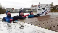  ??  ?? Mit einem Bad in der fünf Grad „warmen“Donau starteten gestern drei Neuburger Wasserwach­tler – Jochen und sein Sohn Philipp Weidner sowie Jürgen Roth – das Neujahrssc­hwimmen an der Staustufe in Bittenbrun­n. 25 Minuten später trafen die Unverfrore­nen...