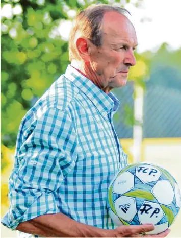  ?? Archivfoto: Appel ?? Konrad Höß verfolgt nach wie vor die Geschehnis­se beim FC Pipinsried. Der ehemalige FCP Präsident ist nicht ganz glücklich über die Entwicklun­g, gibt sich aber dennoch versöhnlic­h. Zieht es den 76 Jährigen jetzt zum SC Fürstenfel­dbruck?