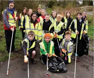  ??  ?? Members of Ysgol y Garnedd’s Green Eco Group, with Jonathan Neale, Gwynedd Tidy Towns Officer, and Councillor Elin Walker Jones