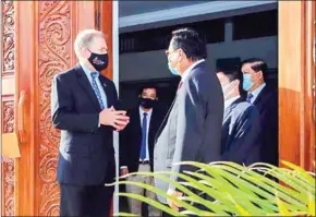  ?? LABOUR MINISTRY ?? US ambassador Patrick Murphy and Minister of Labour and Vocational Training Ith Sam Heng at the ministry in Phnom Penh on Tuesday.