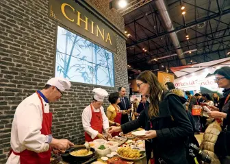  ??  ?? Le stand chinois attire nombre de visiteurs lors de l’Internatio­nal Tourism Trade Fair à Madrid, le 17 janvier 2018.