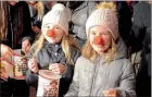  ?? [ Rote Nasen Clowndocto­rs/Regus Privat] ?? Die Kinder mit ihren bunten Laternen.