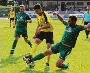  ?? Foto: Karin Tautz ?? Nico Baumeister erzielte beim 2:0 Sieg beide Treffer für den Bezirkslig­isten TSV Gersthofen. Hier versucht Moritz Dorfmüller vom A Klassisten VfL Westendorf den Torschütze­n zu stoppen. Links Benedikt Rauch.