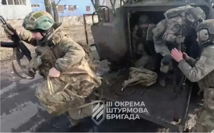  ?? ?? ►Soldados ucranianos salen de un vehículo militar en Avdiivka, región de Donetsk, en una captura de pantalla tomada de un video publicado el 17 de febrero de 2024.