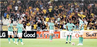  ?? — Gambar AFP ?? TERSINGKIR: Para pemain Celtic kecewa selepas AEK menjaringk­an gol kedua pada perlawanan diStadium Olimpik Athens, Greece kelmarin.