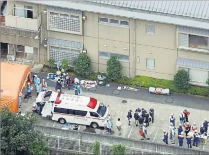  ?? KYODO / REUTERS ?? Los heridos fueron atendidos en un pequeño hospital de campaña en el exterior del recinto