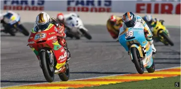  ??  ?? 56 et En 2008, Mike Di Meglio est sacré champion du monde 125 au sein du team Ajo. On le voit à la lutte avec Bradley Smith. 5