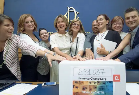  ??  ?? Le mamme «pro-vax» in Parlamento nei giorni scorsi insieme alla ex ministra Beatrice Lorenzin con le firme raccolte per l’obbligo vaccinale