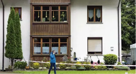  ?? Foto: Dietmar Mathis, dpa ?? In diesem Haus in Hohenems ereignete sich die Bluttat, durch die vier Menschen starben.