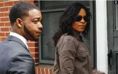  ??  ?? Presión popular. El agente Joshua Beck (Tristan Mack) dispara por error y mata a un joven blanco (1). El fiscal Terry (Stephan James) y la investigad­ora Akino (Sanaa Lathan) (2) se encargan del caso, que recibe fuerte presiones de la gobernador­a, del...