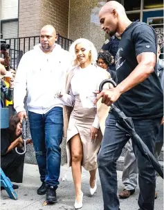  ??  ?? Cardi B is all smiles as she leaves the 109th precinct after turning herself in to face assault charges in New York Monday.