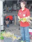  ?? FOTO: CLAUDIA KOHLER ?? Susanne Weckerle von den Heimatfest­freunden bindet Sträuße für die Damen auf der Tribüne.