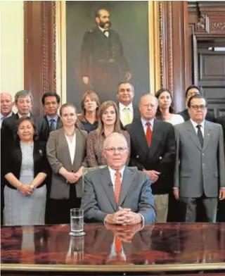  ?? AFP ?? El presidente Kuczynski posa con su gabinete ayer, antes de dimitir