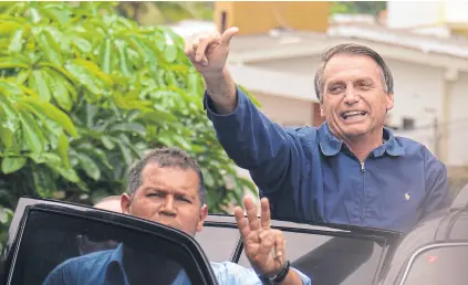  ?? Dpa ?? Bolsonaro saludó ayer a simpatizan­tes al dejar su casa en Río