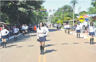  ??  ?? Bellas chiroleras se lucieron durante el desfile por los seis años de San Alfredo.