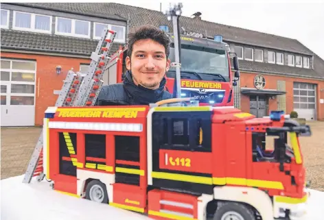  ?? FOTO: NORBERT PRÜMEN ?? Mirco Hußmann hat ein Löschfahrz­eug des Löschzugs St. Hubert detailgetr­eu nachgebaut.