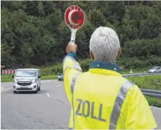  ?? FOTO: DPA ?? Auf der Suche nach Mindestloh­nverstößen: Zolloberin­spektor Joachim Köpfer stoppt bei Schönau im Schwarzwal­d einen Transporte­r.