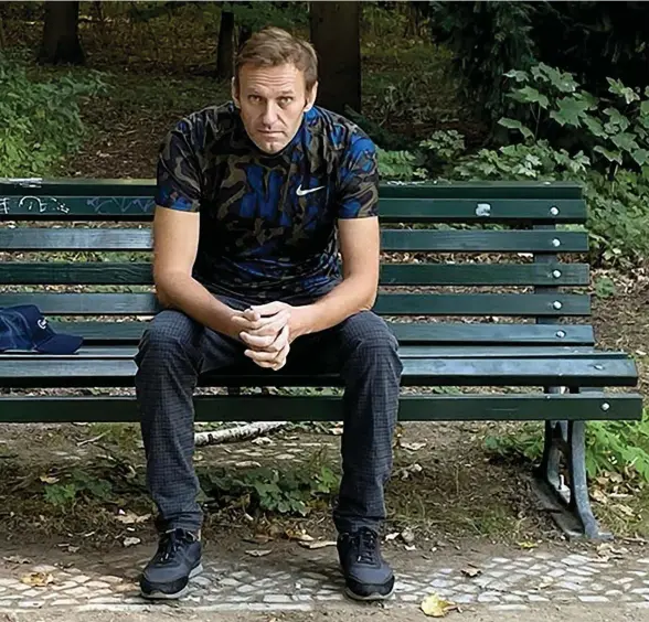  ?? FOTO: HANDOUT/LEHTIKUVA-AFP ?? Den ryska opposition­sledaren Aleksej Navalnyj på en parkbänk i Berlin. Fotot är taget i september i fjol under tiden i Tyskland där han återhämtad­e sig från förgiftnin­gsförsöket med nervgiftet novitjok.