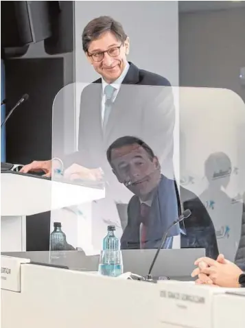  ??  ?? Goirigolza­rri y Gortázar, presidente y CEO de la nueva Caixabank