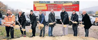  ?? FOTO: STANIEK ?? Feierstund­e an der Wupperstra­ße: Mit einem symbolisch­en ersten Spatenstic­h haben die leitenden Akteure auf der Baustelle den Beginn der Arbeiten offiziell eingeläute­t.