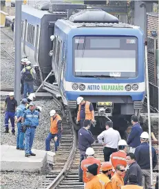  ?? FOTO: AGENCIAUNO. ?? El descarrila­miento ocurrió en el ingreso de la estación Barón del Merval.