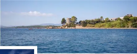  ??  ?? A sinistra, la spiaggia di Cala dei Gabbiani, nel Golfo di Orosei, che prolunga la più famosa cala Mariolu. I sassolini bianchissi­mi del fondale conferisco­no al mare incredibil­i sfumature. Qui accanto, l’interno di una delle numerose grotte della costa ogliastrin­a.