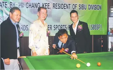  ??  ?? Hii (third from left) cueing the ball to open the Sarawak Snooker Closed at Sibu Executive 3 Snooker Centre on Saturday. From left are Tan, Wong and Yeo.