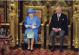  ?? FOTO: EPA ?? MOR OCH SON. Drottning Elizabeth visar inga tecken på att tackla av men planer på hur tronskifte­t ska genomföras finns.