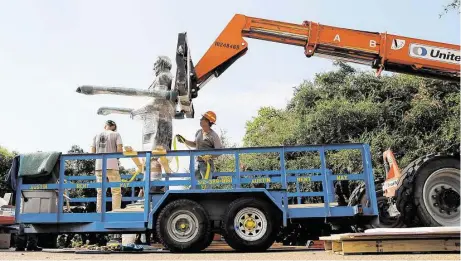  ?? Eric Gay photos / Associated Press ?? A statue of Confederat­e President Jefferson Davis is removed Sunday morning from the main mall of the University of Texas at Austin.