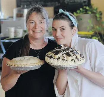  ?? JASON PAYNE/PNG ?? Aphrodite’s Cafe and Pie Shop owner Peggy Vogler, left, holds an apple pie, while pastry chef Alexandra Heidl displays a chocolate banana cream pie.