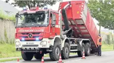  ?? FOTO: SCHÜLLER ?? Sogar aus Essen kam eine Feuerwehr-Einheit: Sie setzte in Berghausen Spezialtec­hnik ein, um Wasser aus einem Rückhalteb­ecken zu pumpen.