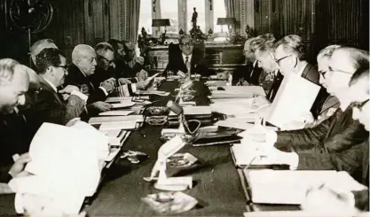  ?? Folhapress ?? Foto de arquivo mostra reunião realizada em dezembro de 1968, cuja decisão foi favorável ao AI-5; há meio século era anunciado o decreto, que teve saldo de mortes, cassações e direitos políticos suspensos